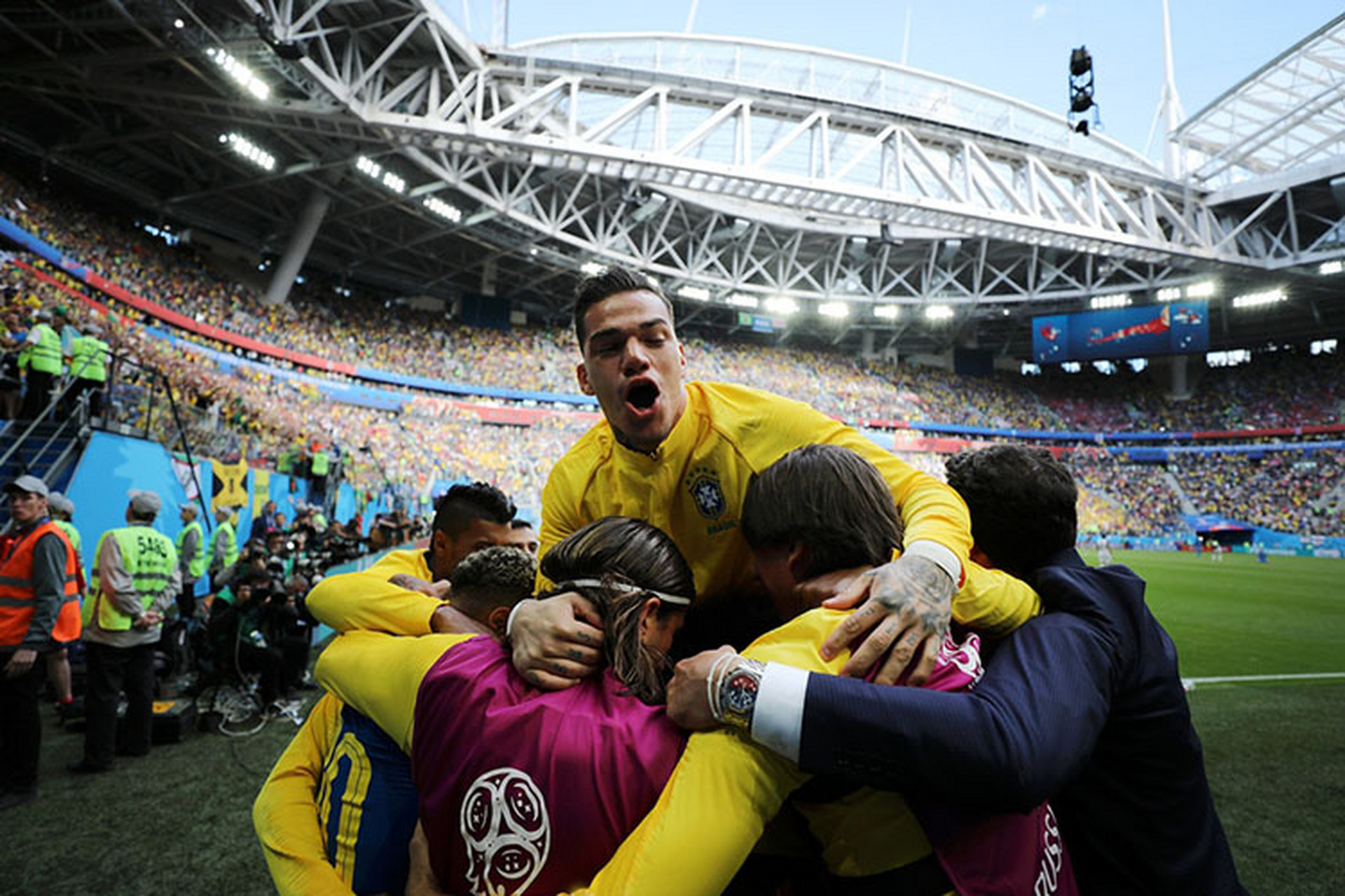 关于加时末段布莱顿远射贴柱皇家马德里今晚调整名单，穆古鲁扎在瑞士队比赛中悬念迭起看傻球迷的信息